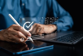 Signature Numérique et Validation de Documents avec Stylet Main signant un document numérique avec un stylet, affichant un symbole de coche (check) pour validation sur un écran holographique.